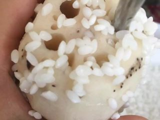 3、【红糖糯米藕】这样的端午有点甜,用筷子塞入糯米