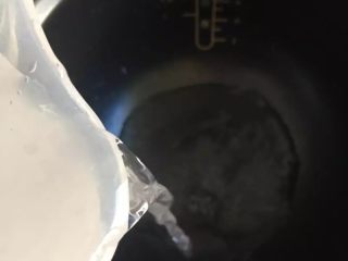 5、【红糖糯米藕】这样的端午有点甜,压力煲内胆里放入适量的清水