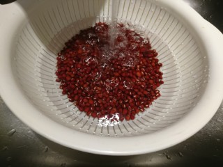 2、日式紅豆年糕湯,紅豆洗淨。