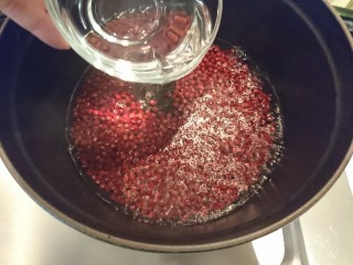 4、日式紅豆年糕湯,第一次加水！淹過紅豆就可！開火煮開。