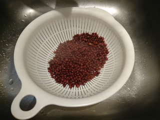 5、日式紅豆年糕湯,把第一次煮的水倒掉。