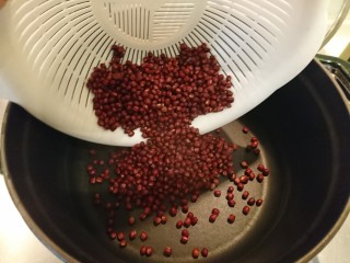 6、日式紅豆年糕湯,再放回鍋裡。