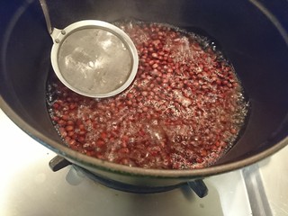 8、日式紅豆年糕湯,煮開，水面的浮沫用濾網撈掉。