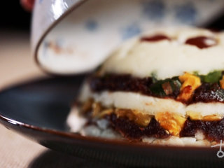 4、【八宝山药】一口软糯，坐花载月； 一口清甜，风流宛在,将八宝山药碗放入蒸锅内，旺火蒸二十分钟。取出，扣于盘内。