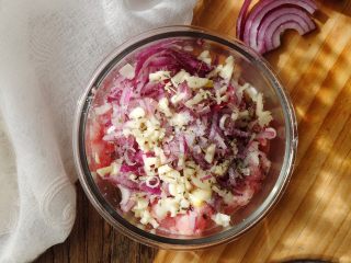 12、健康低脂 绵软拉丝厚底披萨,加入盐和罗勒碎腌制15分钟