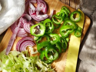 13、健康低脂 绵软拉丝厚底披萨,将青椒切成圈