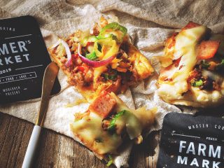 25、健康低脂 绵软拉丝厚底披萨,趁热切开，开吃吧！