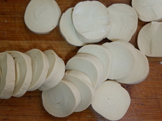 2、韩式辣炒素鸡,切成0.7cm的片