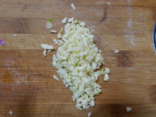 3、韩式辣炒素鸡,蒜切末备用