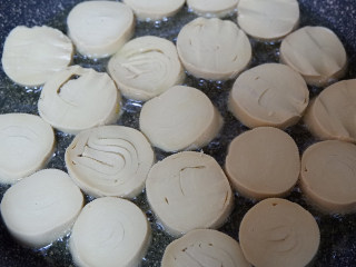 5、韩式辣炒素鸡,将素鸡煎制金黄