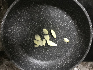 9、韩式辣炒素鸡,先将蒜末炒香