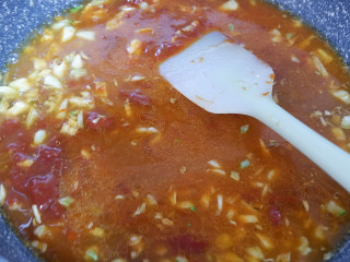 11、韩式辣炒素鸡,再加入适量清水熬成酱汁