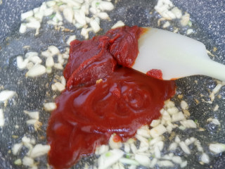 10、韩式辣炒素鸡,加入韩国辣酱，蕃茄酱，海鲜酱油，糖