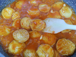 12、韩式辣炒素鸡,倒入煎好的素鸡，翻炒至汤汁浓稠