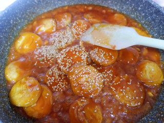 13、韩式辣炒素鸡,撒上白芝麻和白糖，少许盐调味即可