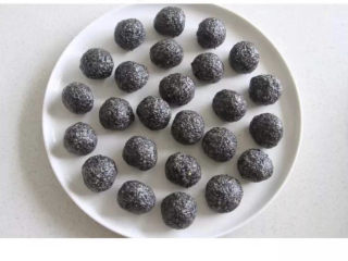 6、三色汤圆,黑芝麻馅10克一个，盖好冷藏备用