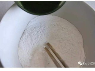 16、三色汤圆,菠菜泥隔水加热后冲入糯米粉中，一边为我好筷子搅拌成絮状，最后冲入开水，搅拌成光滑的面团