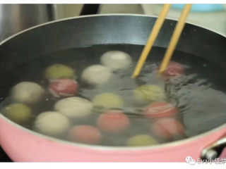 19、三色汤圆,锅里放水煮开，放入包好的汤圆，煮3分钟左右至汤圆浮起来就表示熟了。可以当少量酒糟调味，很好吃哦！