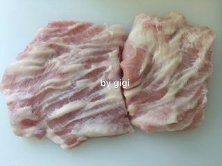 1、簡易日式咖哩豬肉蛋包飯,豬頸肉洗淨擦乾水份 
