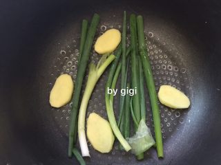 2、簡易日式咖哩豬肉蛋包飯,電飯煲膽內加入蔥和姜墊底