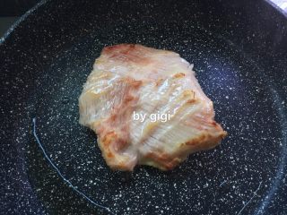 3、簡易日式咖哩豬肉蛋包飯,豬頸肉用平底鍋煎至兩面金黃色