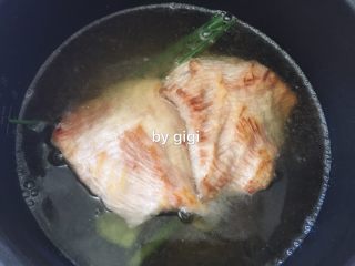 4、簡易日式咖哩豬肉蛋包飯,放入電飯煲裡 灑點鹽 倒入啤酒 加入蜂蜜拌勻 開啓煮飯鍵煮30分鐘