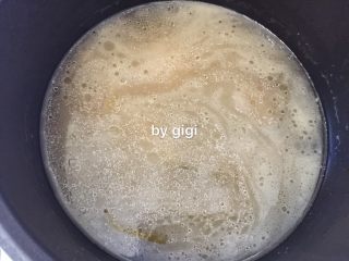 5、簡易日式咖哩豬肉蛋包飯,取出豬頸肉 放一旁待用 湯汁留一部分做咖哩用