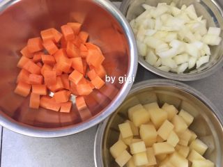 6、簡易日式咖哩豬肉蛋包飯,洋蔥、紅蘿蔔、土豆全部切丁