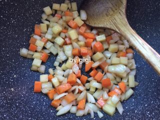 7、簡易日式咖哩豬肉蛋包飯,鍋熱油 下洋蔥炒出香味 再加入紅蘿蔔、土豆炒2分鐘