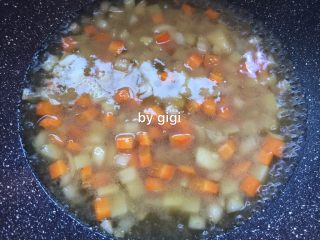 8、簡易日式咖哩豬肉蛋包飯,加入適量湯汁 小火煮15分鐘