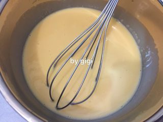 11、簡易日式咖哩豬肉蛋包飯,雞蛋打散 加入鮮奶油打勻 加點鹽、糖拌勻