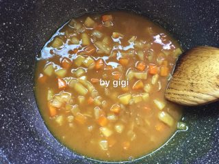 9、簡易日式咖哩豬肉蛋包飯,關火 加入咖哩塊 拌至咖哩塊全部溶解 再重新開小火煮5分鐘 一邊煮一邊攪拌 放一旁待用