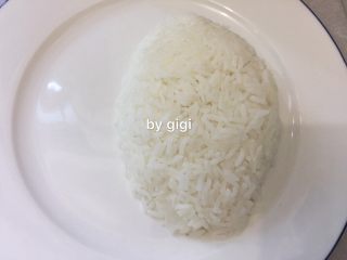 10、簡易日式咖哩豬肉蛋包飯,白飯扣在盤子中 大致堆成橢圓型
