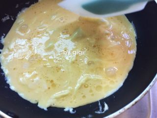 12、簡易日式咖哩豬肉蛋包飯,不沾平底鍋熱油 油要稍微多點 倒入一半量的蛋漿（一次要做1人份）用耐高溫刮刀或鍋鏟輕輕在不同的位置往中間推動（要讓蛋漿每個部位都不要一直加熱 所以要用推的）待蛋漿快凝固時便離火