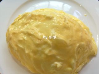 13、簡易日式咖哩豬肉蛋包飯,直接移滑出來蓋在白飯上（不是倒扣哦 直接放上去就好了）稍微整理一下蛋的形狀