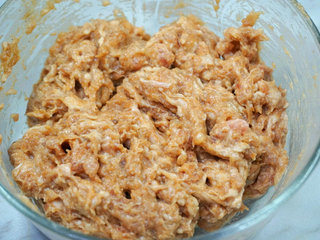 1、蛋包肉丸菇香汤,搅打上劲的肉沫