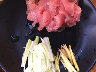 8、炒果蔬空心面,肉切片,葱姜切丝