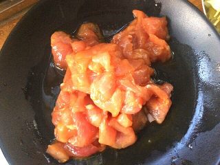 11、炒果蔬空心面,肉放生抽,料酒,香油,腌制片刻