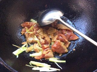 19、炒果蔬空心面,下肉片翻炒一下