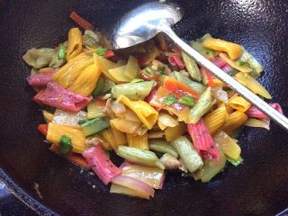 31、炒果蔬空心面,加入炒好的菜翻炒至空心面入味即可 出锅