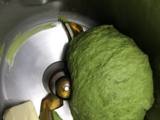 3、抹茶干果软欧,差不多3分钟加黄油。