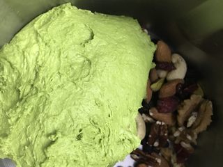 5、抹茶干果软欧,最后 半分钟加入,一档揉匀。