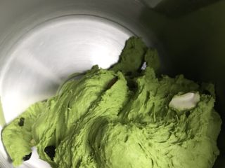 6、抹茶干果软欧,揉好的样子。