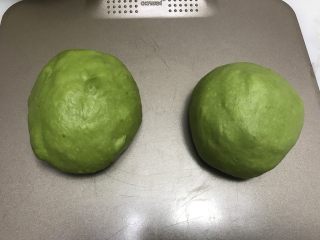 9、抹茶干果软欧,均分两份, 再次滚圆,松弛20分钟。