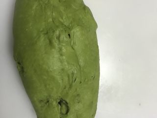 12、抹茶干果软欧,整形成橄榄形,捏紧收口处。