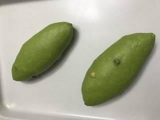 13、抹茶干果软欧,收口往下放入烤盘,入35度温暖湿润处进行最后发酵。