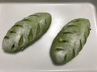 16、抹茶干果软欧,继续发酵十分钟,同时预热烤箱。