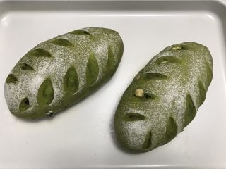 17、抹茶干果软欧,出炉。
