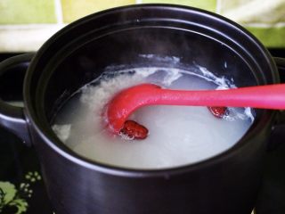 4、紫薯百合冰糖粥,这个时候就可以加入浸泡好的红枣。