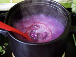 6、紫薯百合冰糖粥,大火煮沸后，继续中火炖煮10分钟左右。